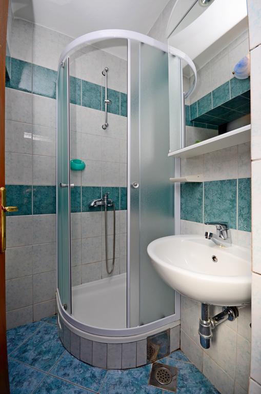 Classy Apartment Center Split Room photo